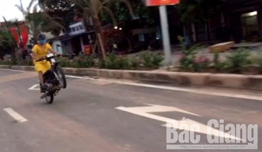Tuyên Quang: Nam thanh niên mặc váy, bốc đầu xe máy để 