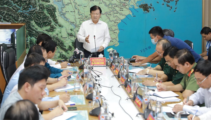 Phó Thủ tướng Trịnh Đình Dũng,Trưởng Ban Chỉ đạo Trung ương về phòng chống thiên tai chỉ đạo tại cuộc họp.