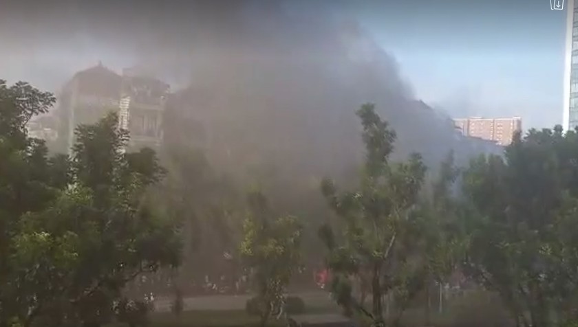 Cháy quán Karaoke đường Hoàng Quốc Việt, khói trùm một đoạn phố Hà Nội