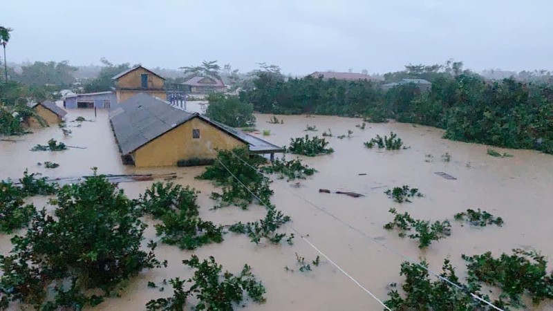 Trường học ở phường Hương Vân (thị xã Hương Trà, Thừa Thiên - Huế) nước lên sát mái.  Ảnh: Lê Tám Bảy