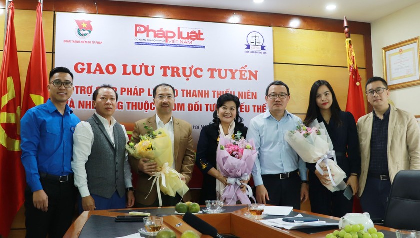 Tổng biên tập báo PLVN - Tiến sỹ Đào Văn Hội tặng hoa các vị khách mời.
