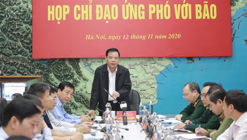 Bộ trưởng Nguyễn Xuân Cường, Phó Trưởng ban thường trực Ban chỉ đạo Trung ương về phòng, chống thiên tai chỉ đạo tại cuộc họp.