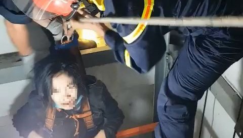 Rơi thang máy, cô gái mắc kẹt hoảng loạn
