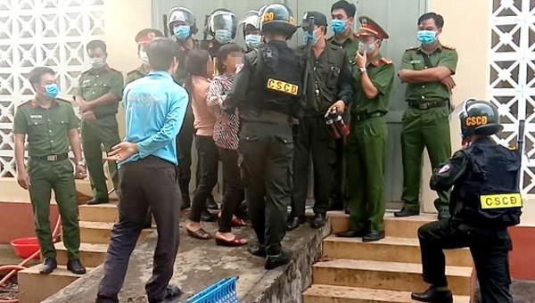 Người nhà của nạn nhân cố tình vượt qua hàng rào Công an bảo vệ tại khu vực nhà xác của Bệnh viện đa khoa tỉnh Bình Phước. Ảnh: Công an tỉnh Bình Phước.