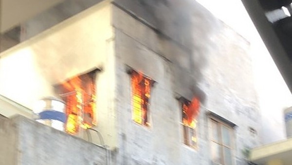 Cảnh một vụ hỏa hoạn do sơ ý khi thắp hương ở TP Hải Phòng.