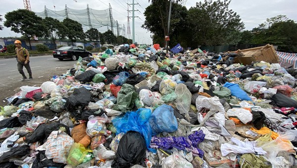Bãi rác tự phát cạnh cổng làng Mễ Trì Thượng. Ảnh: Báo Tuổi trẻ.
