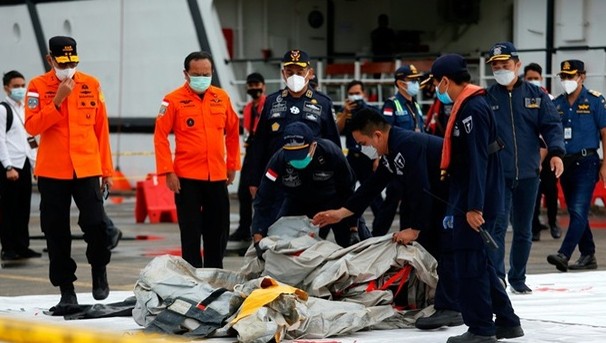 Lực lượng cứu hộ Indonesia cạnh các vật thể được cho là thuộc về máy bay của Sriwijaya Air tại Jakarta hôm nay. Ảnh: Reuters/VnExpress