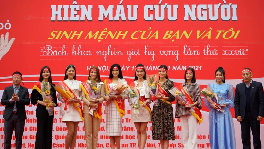 Hoa hậu Đỗ Thị Hà tham gia hành trình Chủ nhật Đỏ tại ĐH Bách khoa Hà Nội