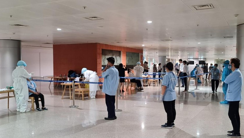 Lấy mẫu xét nghiệm tại sân bay Tân Sơn Nhất. Ảnh: Trung tâm Kiểm soát bệnh tật TP HCM
