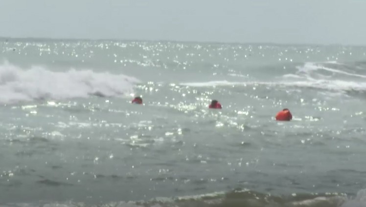 Lực lượng chức năng nỗ lực tìm 2 nạn nhân giữa sóng lớn.
