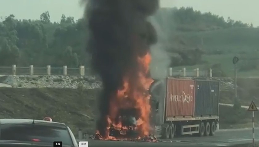 Hiện trường vụ ô tô container bốc cháy sau va chạm xe máy.