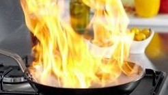 Cách xử lý dầu, mỡ bùng cháy khi nấu ăn