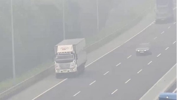 Liều lĩnh lái ô tô tải đi lùi trên cao tốc Hà Nội - Hải Phòng