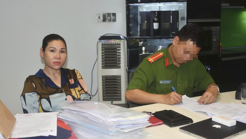 Cơ quan công an lập biên bản thu giữ tài liệu tại nhà bà Lâm Thị Thu Trà. Ảnh: Báo Bà Rịa - Vũng Tàu.