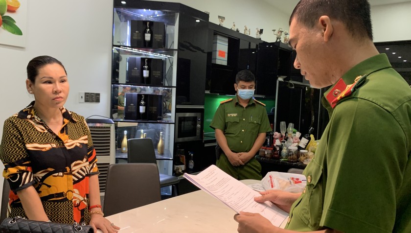 Cơ quan điều tra công bố lệnh bắt tạm giam  Lâm Thị Thu Trà. Ảnh: Công an tỉnh Bà Rịa - Vũng Tàu.