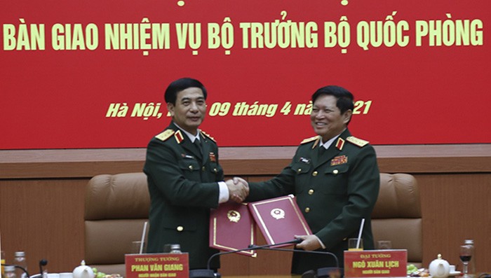 Thượng tướng Phan Văn Giang nhận bàn giao nhiệm vụ Bộ trưởng Bộ Quốc phòng. Ảnh: Cổng thông tin điện tử Bộ Quốc phòng.