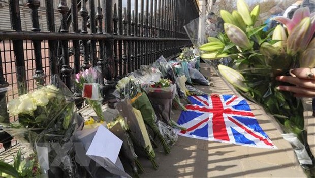 Đặt hoa tưởng nhớ Thân vương Philip tại cổng Cung điện Buckingham ở London, Anh, ngày 9/4/2021. (Nguồn: THX/TTXVN)
