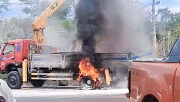 Vụ chập điện khiến xe tải cẩu bốc cháy dữ dội. Ảnh: Báo Lâm Đồng