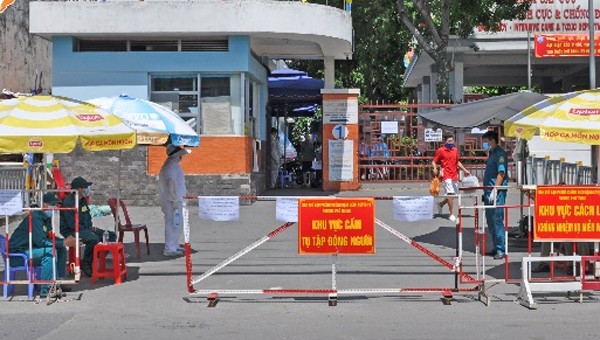 Bệnh viện quận Tân Phú phong tỏa các cổng ra vào. Ảnh: HCDC.