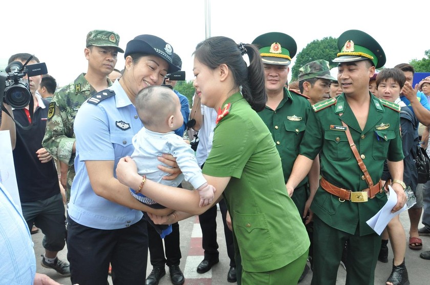 Cơ quan chức năng Trung Quốc làm thủ tục trao lại trẻ em bị lừa bán cho cơ quan chức năng Việt Nam. Sự kiện diễn ra trước khi bùng phát dịch COVID - 19.