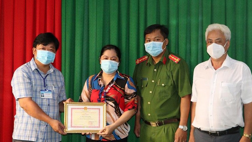 Công an xã Đồng Phú trao tặng giấy khen của Chủ tịch huyện Long Hồ cho cô giáo Đinh Thị Kim Hồng. Ảnh: Công an tỉnh Vĩnh Long.