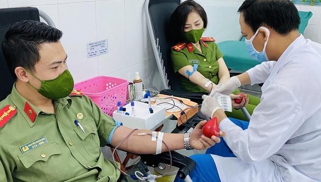 Đoàn viên, thanh niên Công an quận Tây Hồ hiến máu hỗ trợ đồng đội phẫu thuật ở bệnh viện Việt Đức sáng 18/8.
