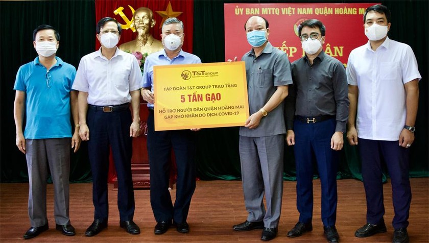 Ông Nguyễn Tất Thắng, Phó Tổng Giám đốc Tập đoàn T&T Group trao tặng 5 tấn gạo cho đại diện lãnh đạo quận Hoàng Mai (Hà Nội)