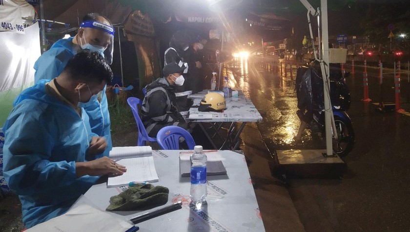 Cán bộ, chiến sĩ Cục CSGT bám chốt ở "cửa ngõ" TP HCM trong đêm mưa.