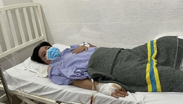 Thượng úy Nguyễn Đức Bằng đang điều trị tại Bệnh viện Thống Nhất. Ảnh: Công an TP HCM.