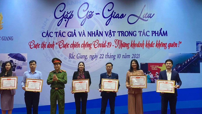 Nhà báo Trần Sơn (ngoài cùng bên phải) được Giám đốc Công an tỉnh Bắc Giang khen thưởng.