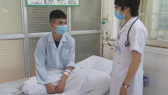 Sinh viên T.S.D bị sốc phản vệ sau tiêm đã ổn định sức khoẻ và chuẩn bị xuất viện. Ảnh: Trần Trang-TTXVN