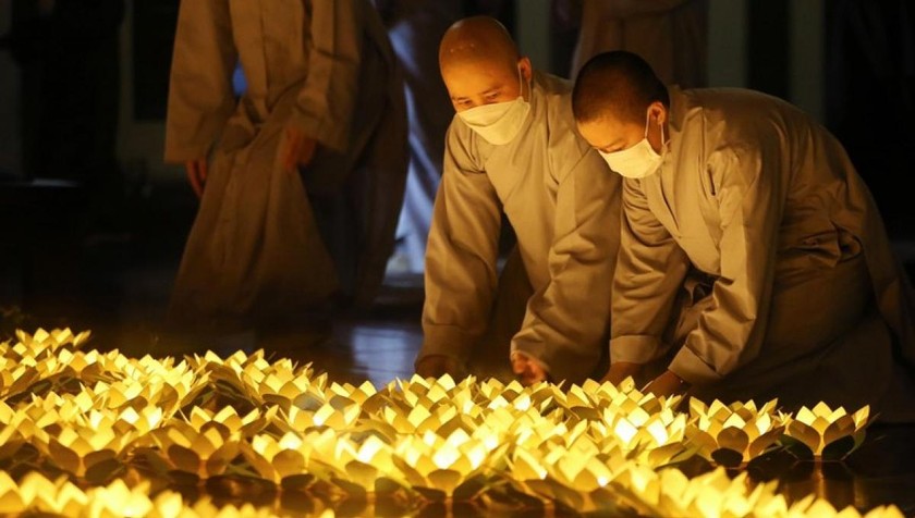 Lễ thắp nến cầu nguyện cho các nạn nhân tử vong vì Covid-19 tại tu viện Khánh An. (Ảnh: Báo Giác ngộ)