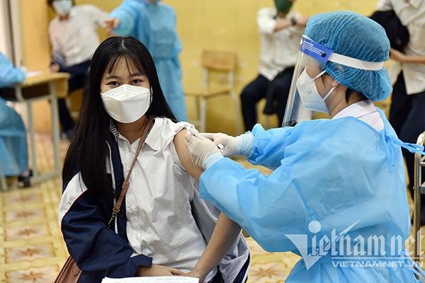 Giám đốc Sở GD-ĐT Hà Nội nói phương án tiêm sau tạm dừng 2 lô vaccine COVID-19 gia hạn
