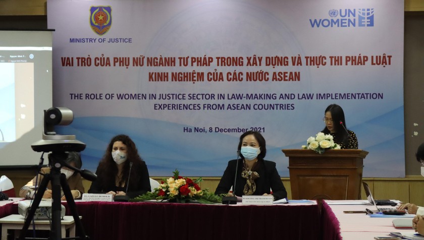 Chủ tịch Công đoàn Bộ Tư pháp Khương Thị Thanh Huyền và Quyền Trưởng đại diện UN Women tại Việt Nam Gaelle Demolis đồng chủ trì Tọa đàm.