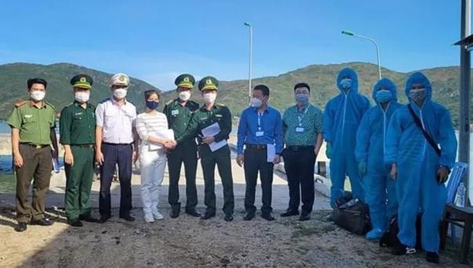 Lực lượng chức năng bàn giao 3 thuyền viên Trung Quốc cho Công ty Tree Marine. Ảnh: TTXVN.