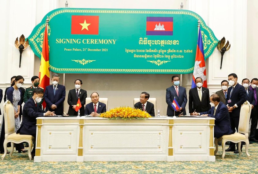 Dưới sự chứng kiến của Chủ tịch nước Việt Nam Nguyễn Xuân Phúc và Thủ tướng Campuchia Hun Sen, Thứ trưởng Bộ Tư pháp Việt Nam Nguyễn Khánh Ngọc và Quốc vụ khanh Bộ Tư pháp Campuchia Chiv Songhak đã ký Chương trình hợp tác năm 2022-2023