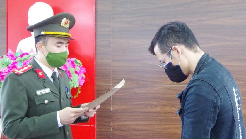 Lực lượng chức năng tống đạt quyết định khởi tố bị can Nguyễn Đức Hùng. Ảnh: Công an tỉnh Hà Tĩnh.