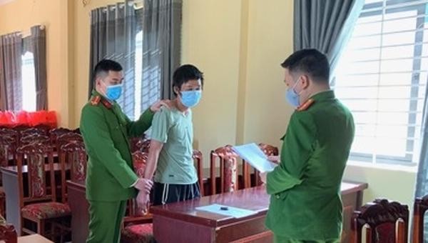 Công an tỉnh Bắc Kạn thi hành lệnh bắt tạm giam Tạ Văn Thường.