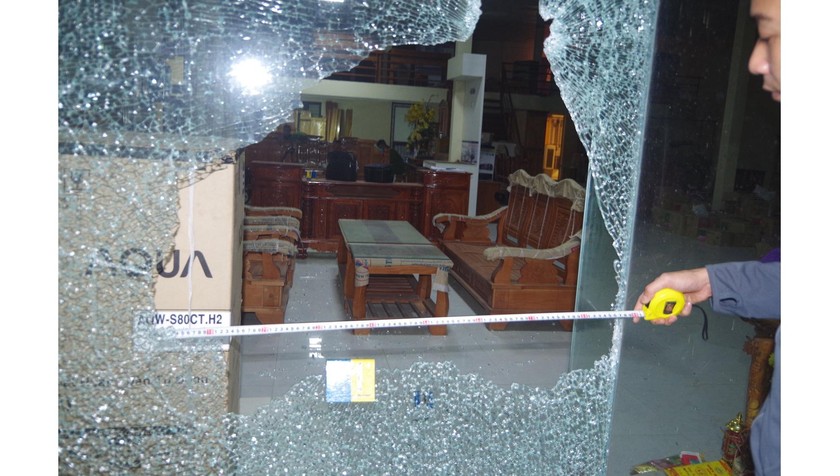 Cửa kính cửa hàng bị bắn vỡ. Ảnh: Công an tỉnh Thanh Hóa.