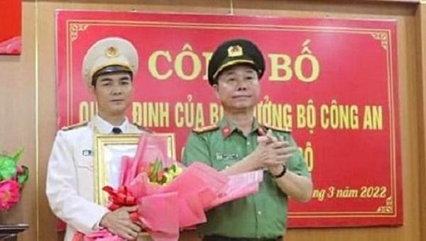 Thượng tá Võ Văn Mai (bên trái) nhận hoa từ Đại tá Phan Công Bình - Bí thư Đảng uỷ, Giám đốc Công an tỉnh Quảng Ngãi. (Ảnh: T.N)