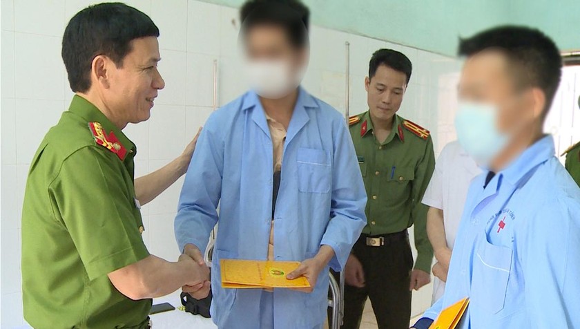 Phó Giám đốc - Thủ trưởng Cơ quan Cảnh sát điều tra Công an tỉnh Thanh Hóa đến thăm hỏi, động viên 2 cán bộ bị thương.