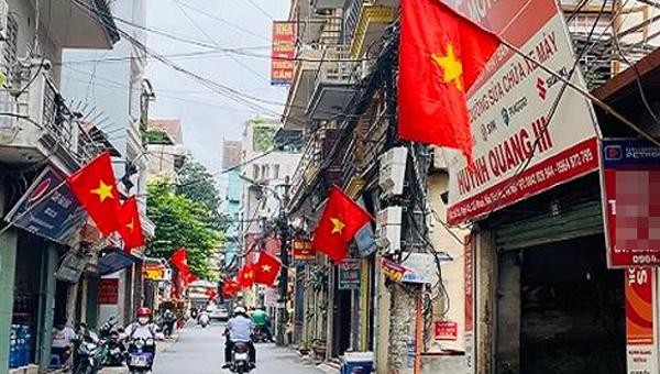 Đường phố Hà Nội rực rỡ sắc đỏ chào đón ngày Thống nhất đất nước 