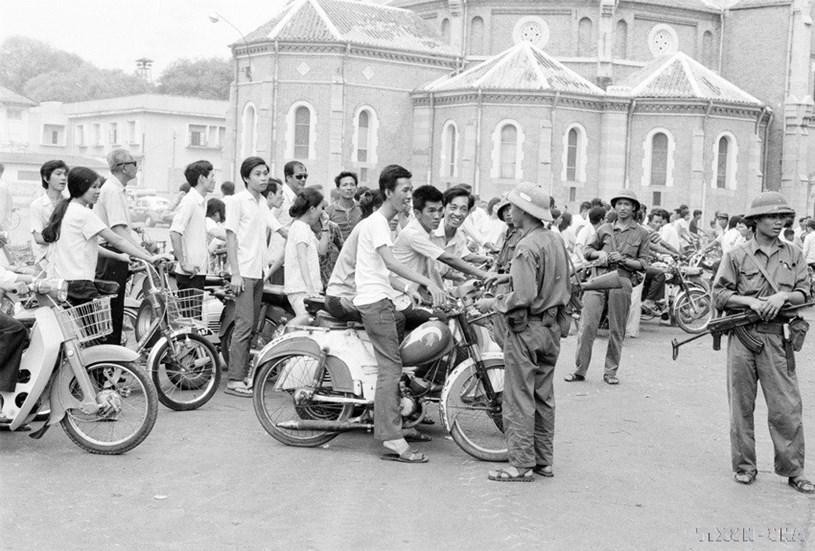 Hình ảnh thành phố Sài Gòn sống trong niềm vui chiến thắng 30/4/1975