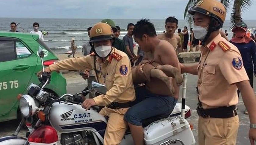 Hình ảnh cảnh sát giao thông TP Sầm Sơn kịp thời đưa cháu bé và anh Dung tới bệnh viện cấp cứu. Ảnh: Công an tỉnh Thanh Hóa.