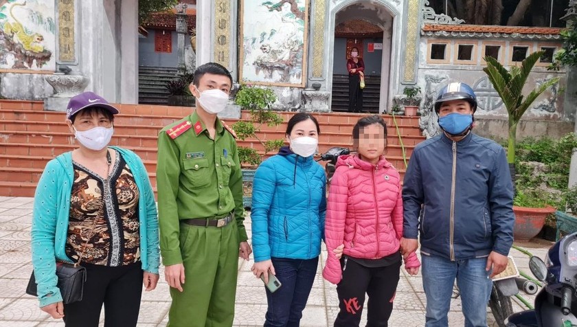 Chị Nguyễn Thị N.T được bàn giao cho gia đình. Ảnh: Công an tỉnh Quảng Ninh