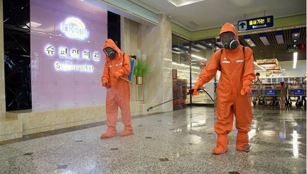 Nhân viên y tế phun khử khuẩn tại một trung tâm thương mại nhằm phòng chống dịch COVID-19 ở Bình Nhưỡng, Triều Tiên, ngày 27/9/2021. (Ảnh: AFP/TTXVN)