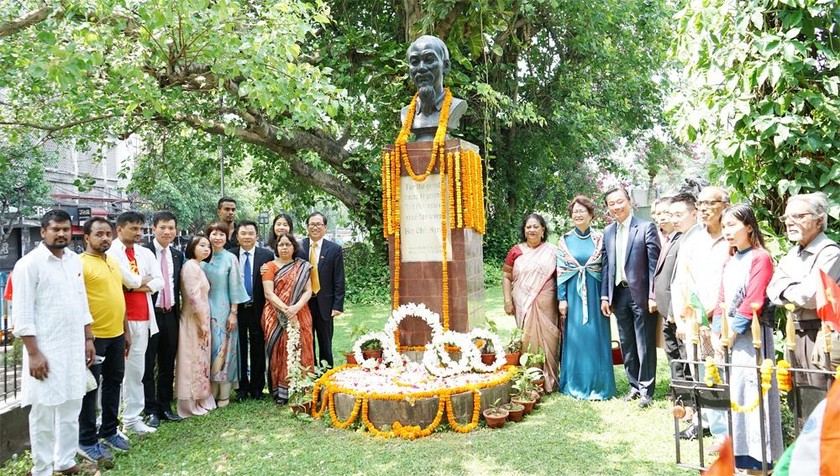 Đoàn công tác của Đại sứ quán Việt Nam tại Ấn Độ do Đại sứ Phạm Sanh Châu dẫn đầu thăm và dâng hoa tại Tượng đài Bác Hồ trên Đại lộ Jarwarhalal Nehru. Ảnh: Phan Tùng VOV