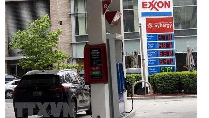 Giá xăng được niêm yết tại một trạm xăng ở Washington, DC, Mỹ, ngày 11/5/2022. (Ảnh: THX/TTXVN)