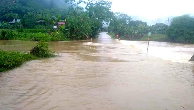 Tỉnh lộ 171, đoạn ngầm Tông Cụm, xã Minh Xuân, huyện Lục Yên (tỉnh Yên Bái) ngập nặng trong những ngày qua. Ảnh: Báo Yên Bái.