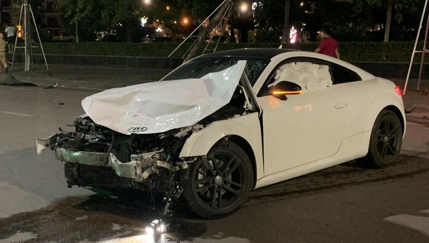 Hình ảnh chiếc Audi sau va chạm khiến 3 người đi xe máy tử vong.